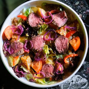 С ростбифом, соусом айоли, перцем и печеным картофелем