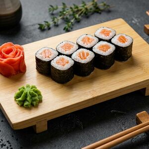 Ролл с копченым лососем