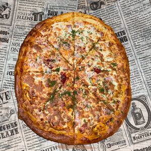 Пицца с беконом, курицей и сыром