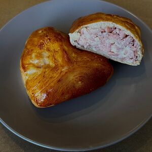 Пирожок с ветчиной и сыром