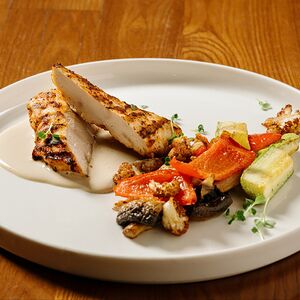 Стейк из куриной грудки с обжаренными овощами и сливочный соусом