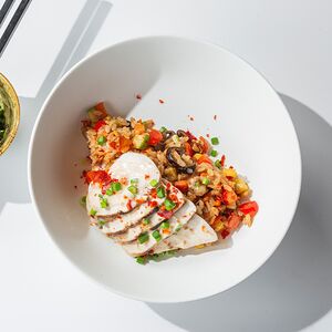 Жареный рис с цыплёнком, овощами и яйцом