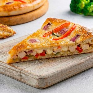 Слайс закрытой пиццы «С курицей и брокколи»