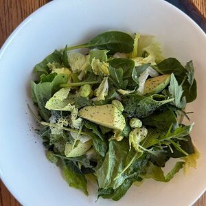 Зеленый салат с бобами эдамаме