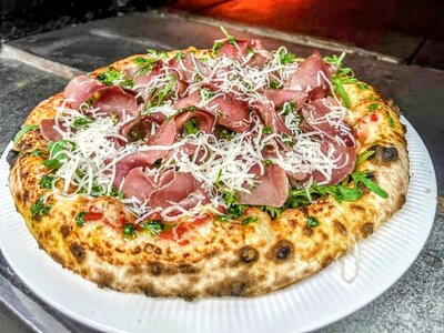 Пицца с Пармой и руколой