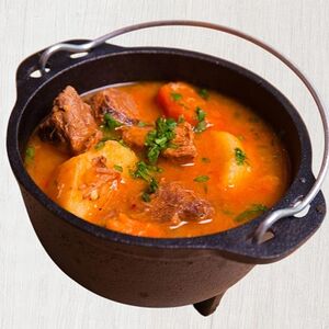 Жаркое в горшочке из говяжьего филе с картофелем, чесноком и специями, в собственном соку