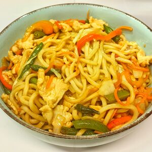 Жареная лапша в соусе сладкого чили (курица)