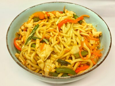 Жареная лапша в соусе сладкого чили (курица)