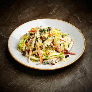 Салат с копченым мясом, свежими и солеными огурцами, болгарским перцем