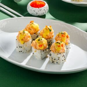 Запеченный ролл с лососем и соусом из манго