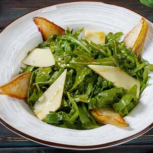 Салат с жареной грушей и сыром 