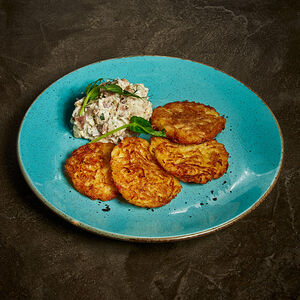 Драники с тартаром из копченой скумбрии, соленого огурца и куриного яйца