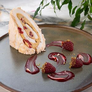 Меренговый рулет со свежей малиной и фисташками (New)