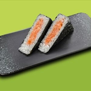 Онигири с лососем