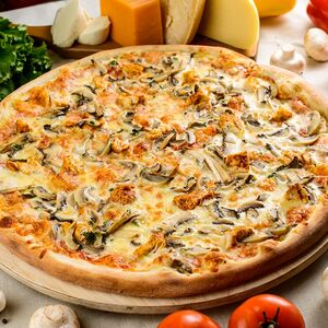 Пицца с курицей и грибами