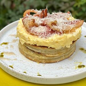 Панкейки с скрэмблом, беконом и кленовым сиропом