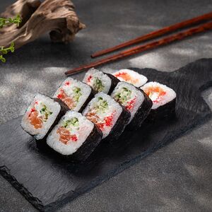 Ролл Спайси-маки с лососем