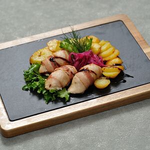 Куриные рулетики в беконе