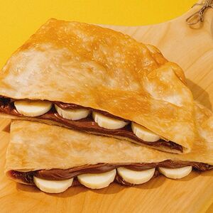 Чебурек с бананом и шоколадной пастой