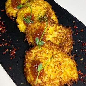 Деруны с икрой и творожным сыром L