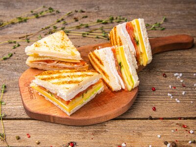 8 мини-сэндвичей с курицей и овощами