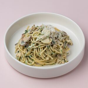 Паста с курицей, грибами и соусом песто