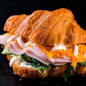 Круассан с ветчиной