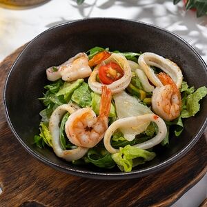 Салат с креветками и кальмаром