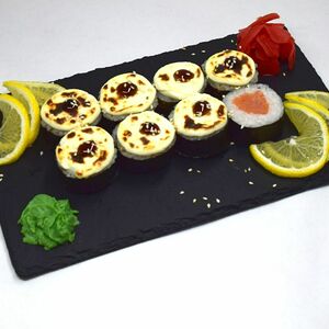 Ролл запечённый с лососем