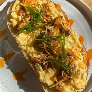 Тост с скрэмблом и лисичками