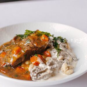 Томленая баранина с фасолью и сморчками