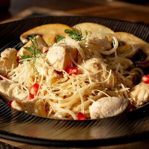Спагетти с курицей и грибами в сливочном соусе