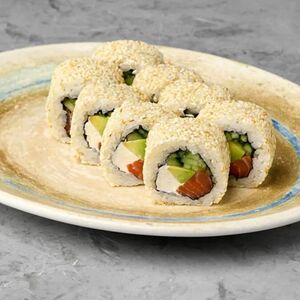 Ролл с лососем и авокадо в кунжуте