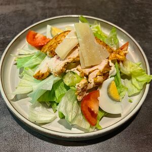 Салат Цезарь с курицей