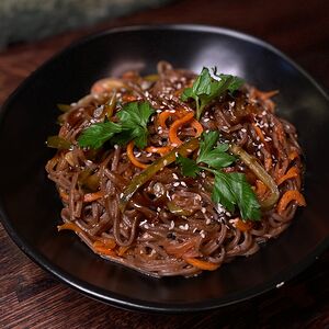 Соба с огурцами и овощами