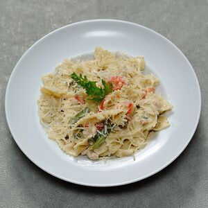 Фарфалле с курицей и овощами