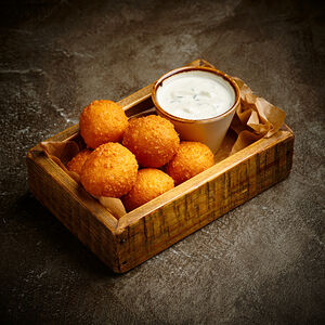 Хрустящие сырные шарики со сметанным соусом