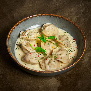 Мясные пельмени в горчичном соусе