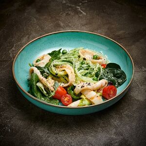 Салат с кальмаром, свежими овощами и соусом бальзамик