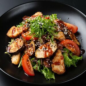 Салат с курицей и хрустящими баклажанами