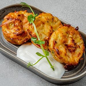 Оладьи из цукини с соусом крем-чиз