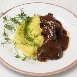 Телячьи щечки с картофельном пюре