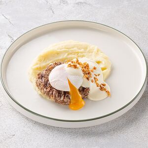 Бифштекс из говядины со сливочно-горчичным соусом и яйцом пашот 