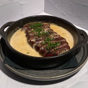 Стриплойн в соусе пеперончино