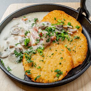 Драники с беконом и грибами в сливочном соусе