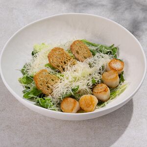 Салат Цезарь с гребешком
