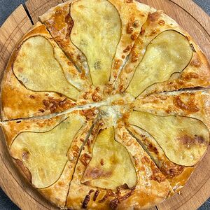 Хачапури с горгонзолой и грушей