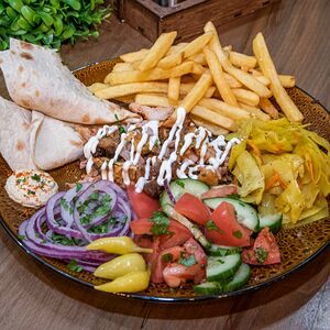 Шаверма на тарелке с курицей