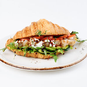 Круассан с креветками и страчателлой