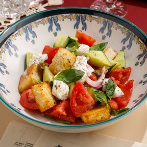 Овощной салат с домашними гренками и страчателлой